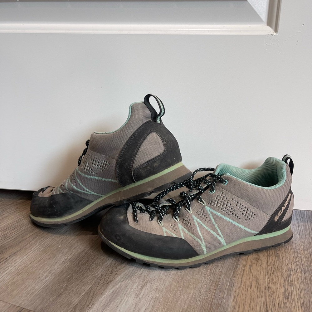 Scarpa Athletic Shoes Gray and Blue with Mesh Upper